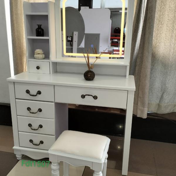 dressing table by mwajo