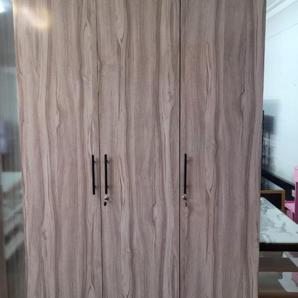 3 door modern wardrobe by mwajo