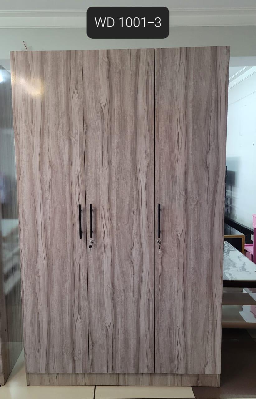 3 door modern wardrobe by mwajo